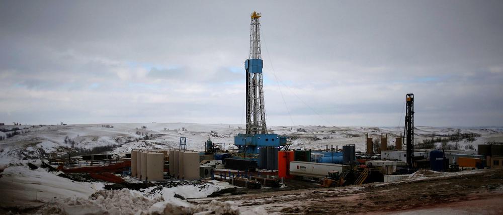 Mit Gewalt. Beim Fracking werden mittels hohem Wasserdruck im Untergrund Spalten geöffnet, um Öl und Gas besser fördern zu können. Diese Aufnahme stammt von einer Ölbohrung in Nord Dakota, wo das Verfahren ebenfalls eingesetzt wurde.