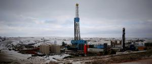 Mit Gewalt. Beim Fracking werden mittels hohem Wasserdruck im Untergrund Spalten geöffnet, um Öl und Gas besser fördern zu können. Diese Aufnahme stammt von einer Ölbohrung in Nord Dakota, wo das Verfahren ebenfalls eingesetzt wurde. 