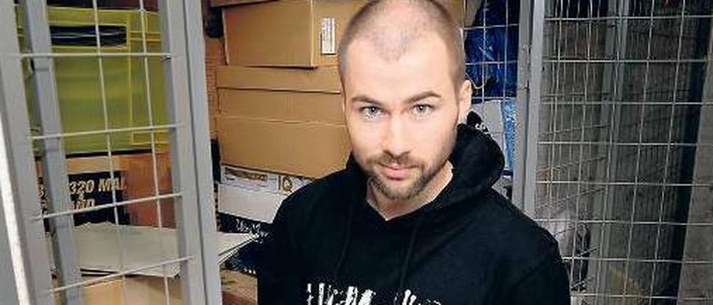Klare Indizien. Im Keller stapeln sich Akten, im Briefkasten die Briefe von Inkassounternehmen, die Polizei meldet sich. Als dem Untermieter Benjamin Hartmann dämmert, dass etwas mit seinem Vermieter nicht stimmt, ist es zu spät. Er muss ausziehen.