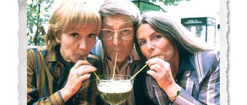 Mal mit, mal ohne. Günter Pfitzmann schlürft seine Weiße plus Waldmeister mit Lieselotte Pulver und Ehefrau Lilo in den Achtzigern durch den Strohhalm. 
