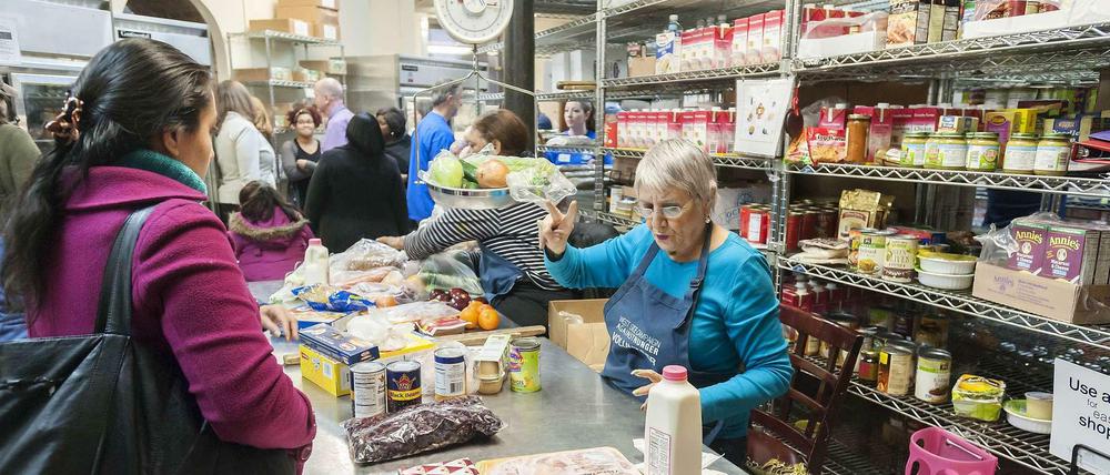 In einem Supermarkt in New York werden Lebensmittel für Arme verteilt.