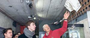 Im Bunker gelandet. „Berlin Story“-Verleger und Buchhändler Wieland Giebel führt junge Menschen durch die Geschichte der Stadt – da geht es zum Beispiel um die Fallschirme aus der Zeit der Luftbrücke.