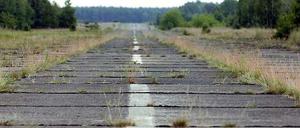 Die etwas ramponierte, aber noch befahrbare Piste auf dem Ex-Militärflugplatz Sperenberg.
