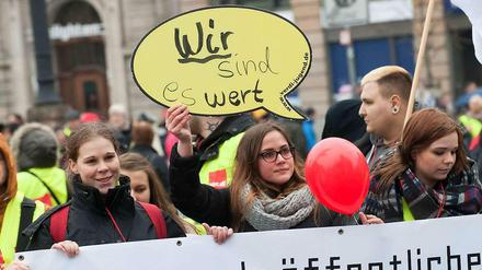 Angestellte es öffentlichen Dienstes streiken in Berlin.