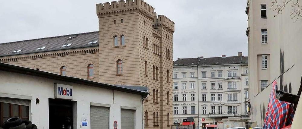 Hinter dem Finanzamt am Mehringdamm (Trutzburg-Türme) liegt ein größeres Gewerbegebiet.