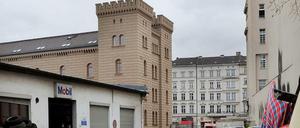 Hinter dem Finanzamt am Mehringdamm (Trutzburg-Türme) liegt ein größeres Gewerbegebiet.