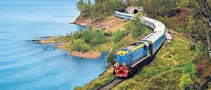 Romantik pur. Für die 9000 Kilometer lange Strecke von Moskau nach Wladiwostok brauchen die Züge der Transsibirischen Eisenbahn heute knapp eine Woche. Das ist gut für Touristen – aber schlecht für die wirtschaftliche Entwicklung des fernen russischen Ostens. Dort sollen demnächst, wie in China, auch neue Retortenstädte entstehen. 