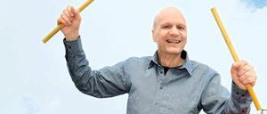 Schlagfertig. Klaus Staffa, Leiter einer Trommelschule in Kreuzberg, gibt mit seiner Gruppe am Rand des Halbmarathons lautstark den Takt vor. Für ihn und die Trommler ist das Laufereignis eine Freiluftbühne. 