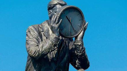 Kugelgestalt der Zeit. Die Macht des Stundentakts ist in der Dienstleistungs- und Mediengesellschaft gebrochen. Nur der Mensch tickt anders, er ist nicht allzeit verfügbar. 