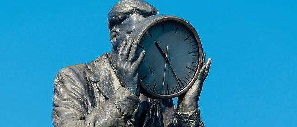 Kugelgestalt der Zeit. Die Macht des Stundentakts ist in der Dienstleistungs- und Mediengesellschaft gebrochen. Nur der Mensch tickt anders, er ist nicht allzeit verfügbar.