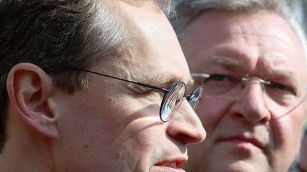 In der zweiten Reihe. Innensenator Frank Henkel liegt in der Wählergunst weit abgeschlagen hinter dem Regierenden Michael Müller.