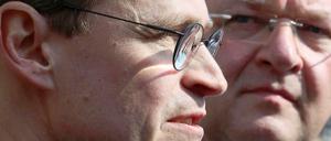 In der zweiten Reihe. Innensenator Frank Henkel liegt in der Wählergunst weit abgeschlagen hinter dem Regierenden Michael Müller.
