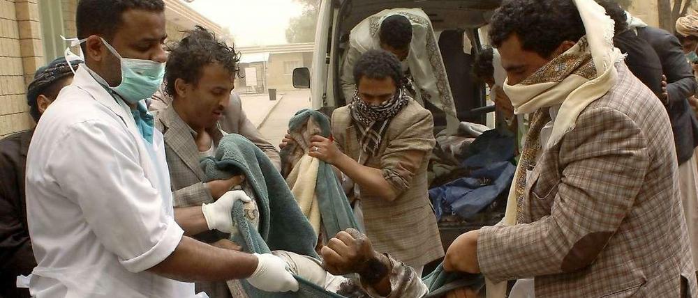 Helfer in der jemenitischen Provinz Saada bergen ein Opfer der Luftangriffe.