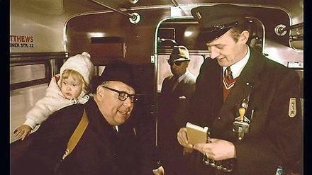 Heinz Ehrhardt darf in „Die Herren mit der weißen Weste“ ganz Heinz Ehrhardt sein. Der Schaffner war eine BVG-Institution.