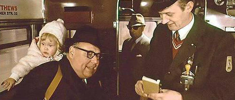 Heinz Ehrhardt darf in „Die Herren mit der weißen Weste“ ganz Heinz Ehrhardt sein. Der Schaffner war eine BVG-Institution.