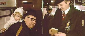 Heinz Ehrhardt darf in „Die Herren mit der weißen Weste“ ganz Heinz Ehrhardt sein. Der Schaffner war eine BVG-Institution.