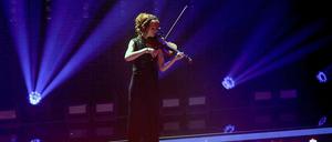 Lindsey Stirling begleitete die Schweigeminute für die Opfer der Germanwings-Katastrophe musikalisch.