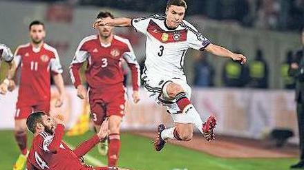 Sprung in neue Sphären. Jonas Hector darf sich Hoffnungen auf einen Stammplatz in der Nationalmannschaft machen. Foto: AFP/Stollarz