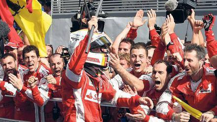 Emotionaler Ausbruch. Sebastian Vettel hat sein Team wieder jubeln lassen. Die Teamleitung drängt nun auf kühles Weiterarbeiten. Foto: AFP/Baker