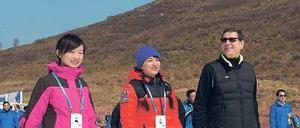 Das weiße Band. Schukow (r.) inspiziert Kunstschnee und braune Hügel.