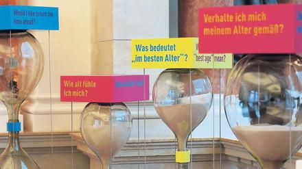 Sand im Getriebe. In der Ausstellung "Dialog mit der Zeit - Die Kunst des Alterns" im Museum für Kommunikation wird das Altern hör-, sicht- und fühlbar gemacht.