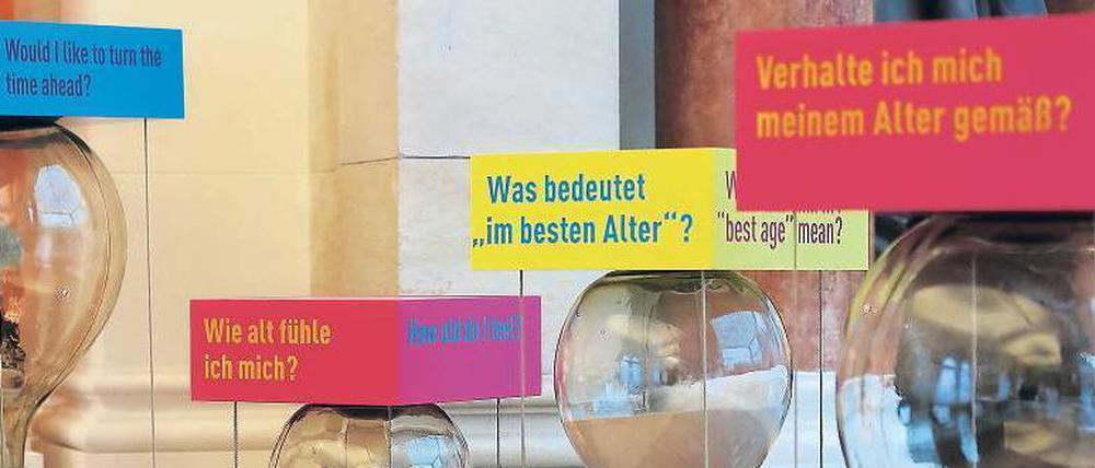 Sand im Getriebe. In der Ausstellung "Dialog mit der Zeit - Die Kunst des Alterns" im Museum für Kommunikation wird das Altern hör-, sicht- und fühlbar gemacht.