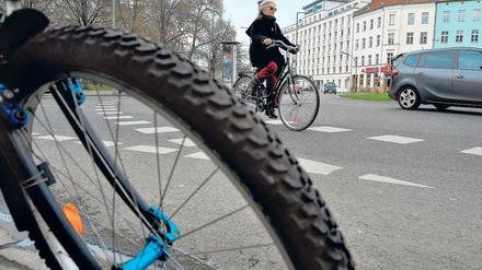Der Moritzplatz in Kreuzberg wird ummarkiert: Ein "roter Teppich" mit seitlichen Sperrflächen soll die vorhandene unauffällige Markierung ersetzen und die Autofahrer bremsen.