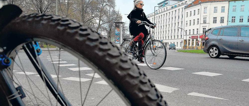 Der Moritzplatz in Kreuzberg wird ummarkiert: Ein "roter Teppich" mit seitlichen Sperrflächen soll die vorhandene unauffällige Markierung ersetzen und die Autofahrer bremsen.