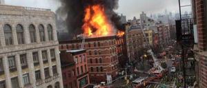 Kurz bevor das Haus einstürzt, sind dichter Rauch und Flammen zu sehen.