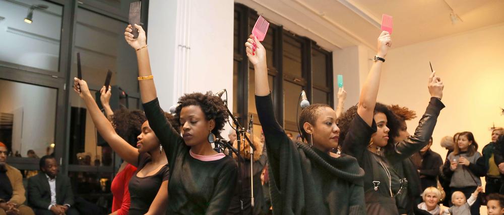 Performance "Hair Combing Cycle #14" in der Galerie Wedding im Rahmen einer Ausstellung von Satch Hoyt