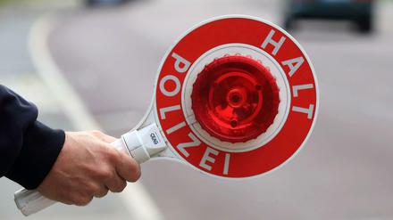 Eine Polizeistreife stoppte den Raser, nachdem er mit 214 Stundenkilometern vorbeifuhr. (Symbolbild)