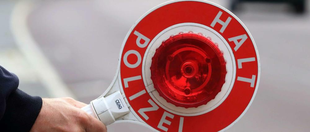 Eine Polizeistreife stoppte den Raser, nachdem er mit 214 Stundenkilometern vorbeifuhr. (Symbolbild)