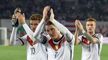 Thomas Mueller (l-r), Bastian Schweinsteiger und Marco Reus bedanken sich für die Unterstützung.