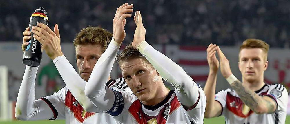 Thomas Mueller (l-r), Bastian Schweinsteiger und Marco Reus bedanken sich für die Unterstützung.