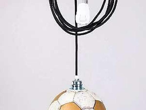 Die Upcycling-Design-Lampe von Karolchicks gibt es bei Heimatdesign.