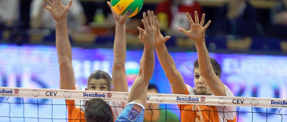 Erfolglos gestreckt: Die BR Volleys (in Orange) verlieren gegen Kasan.