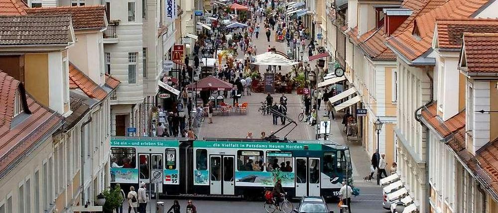 Am Sonntag geschlossen: Die Brandenburger Straße in der Potsdamer Altstadt, Fußgängerzone und beliebte Shopping-Meile. 