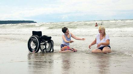 Barrierefrei. Bei einem sanft abfallenden Sandstrand wie hier haben auch Rollifahrer kaum Probleme.
