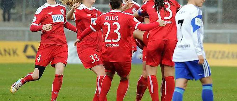 Spielerinnen von Potsdam freuen sich über das 1:0 durch Asano Nagasato (4.v.r. verdeckt).