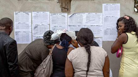 Wahlhelferinnen studieren im Heimatstaat des Präsidenten Bayelsa die ausgehängten Wählerlisten. Am Samstag sind rund 70 Millionen Nigerianer zur Präsidentenwahl aufgerufen, von denen rund 58 Millionen ihre dauerhaften Wählerkarten abgeholt haben, die sie zur Wahl berechtigen.