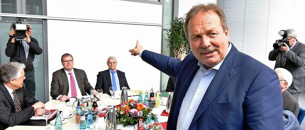 Das sitzt der ... Verhandlungspartner. Zum Auftakt der Gespräche in Potsdam gibt Verdi-Chef Bsirske die Richtung vor. Sein Gesprächspartner war unter anderem SPD-Mann Bullerjahn (3. v. r.).