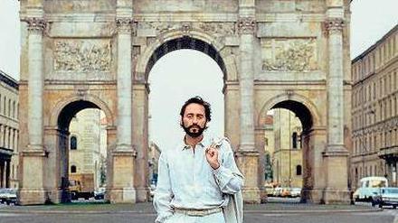 Weltgewandt. Dietl in den 80ern vor dem Siegestor in München. Foto: imago