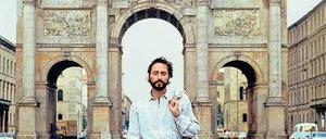 Weltgewandt. Dietl in den 80ern vor dem Siegestor in München. Foto: imago