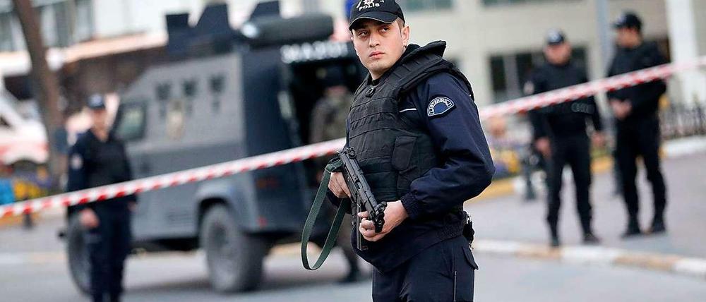 Bei einem Angriff auf das Polizeipräsidium in Istanbul starb eine Angreiferin, ihr Komplize wurde verhaftet.