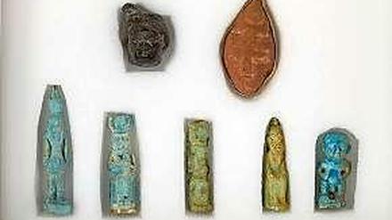 Antike Amulette aus Ägypten, die nach 2011 nach Deutschland gelangten und hier zum Verkauf angeboten wurden. Jetzt werden die Stücke an Ägypten zurückgegeben.