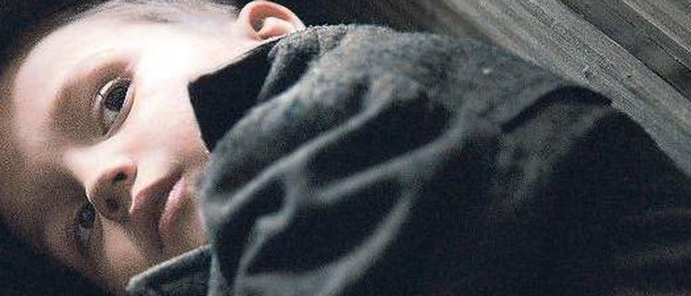 Der kleine Junge  (Vojta Vomácka) versteckt sich in einem Koffer.