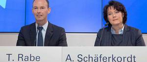 Thomas Rabe (links), Vorstandsvorsitzender von Bertelsmann, und Anke Schäferkordt, CEO der RTL Group und Mitglied im Vorstand von Bertelsmann. 