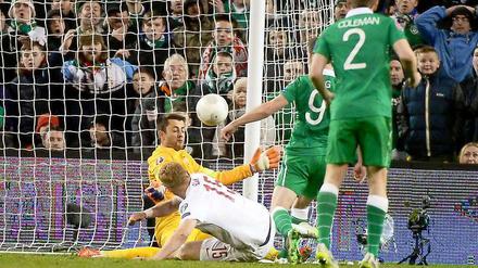 Irlands Shane Long (2.v.r.) lässt Torhüter Lukasz Fabianski von Polen beim Ausgleich keine Chance.