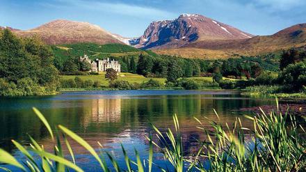 Keinswegs im Schatten des 1344 Meter hohen Ben Nevis liegen die Ruine des Inverlochy Castles sowie das gleichnamige Luxushotel.
