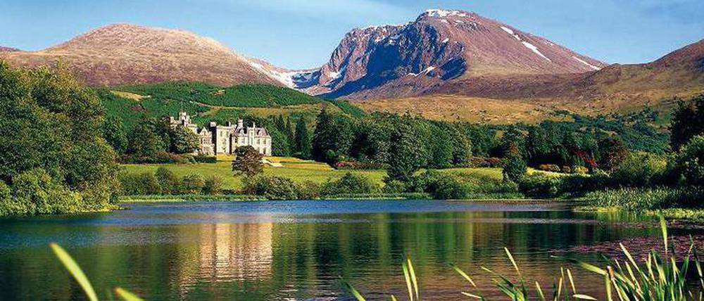 Keinswegs im Schatten des 1344 Meter hohen Ben Nevis liegen die Ruine des Inverlochy Castles sowie das gleichnamige Luxushotel.